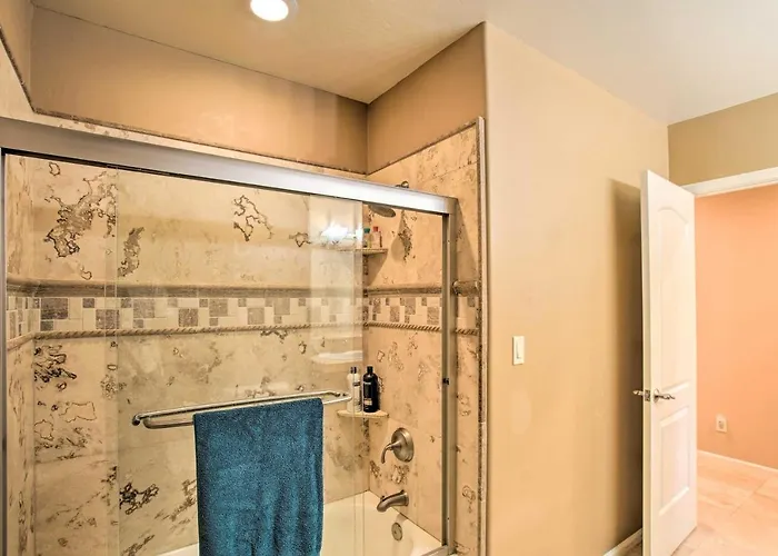 Retreat: Pool, Hot Tub & Yard Near Downtown Holiday home *