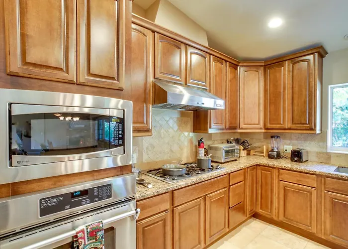 Retreat: Pool, Hot Tub & Yard Near Downtown