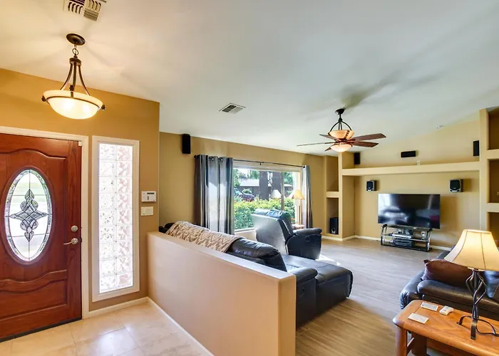 Retreat: Pool, Hot Tub & Yard Near Downtown Holiday home *