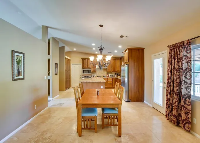 Retreat: Pool, Hot Tub & Yard Near Downtown Holiday home