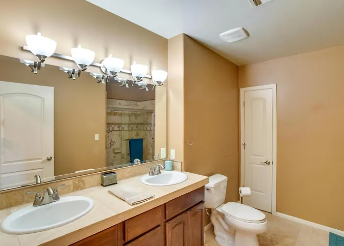 Holiday home Retreat: Pool, Hot Tub & Yard Near Downtown Mesa