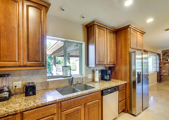 Holiday home Retreat: Pool, Hot Tub & Yard Near Downtown *