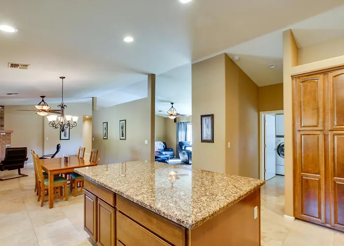 Holiday home Retreat: Pool, Hot Tub & Yard Near Downtown Mesa