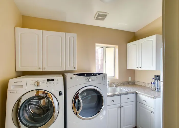 Retreat: Pool, Hot Tub & Yard Near Downtown Holiday home