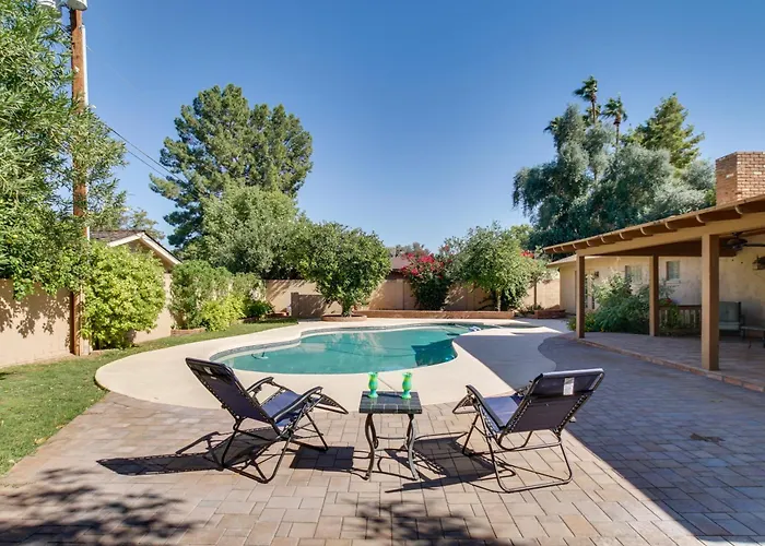 Holiday home Retreat: Pool, Hot Tub & Yard Near Downtown