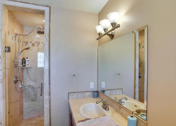 Retreat: Pool, Hot Tub & Yard Near Downtown Holiday home