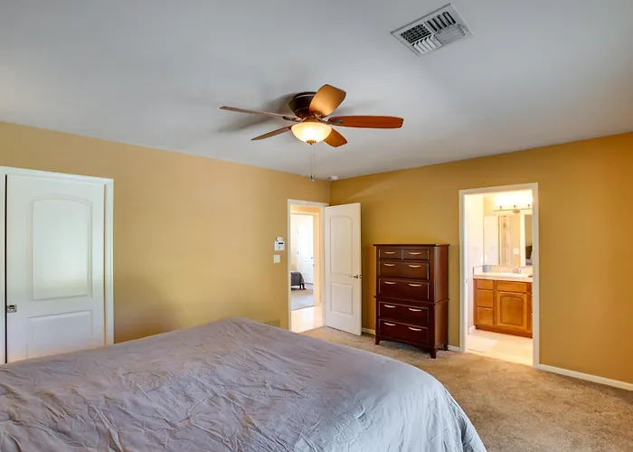 Holiday home Retreat: Pool, Hot Tub & Yard Near Downtown