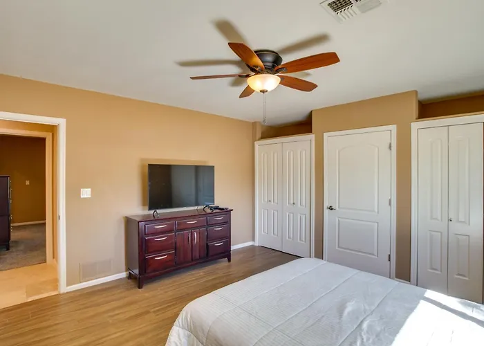 Retreat: Pool, Hot Tub & Yard Near Downtown Holiday home *