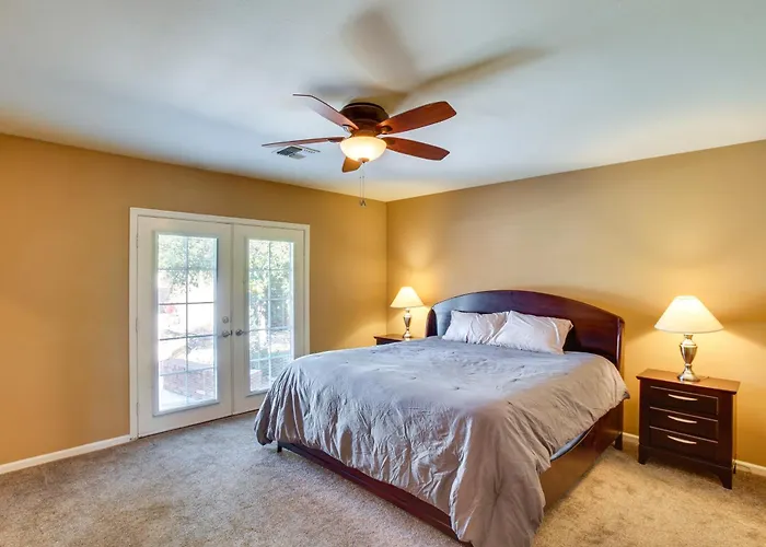 Holiday home Retreat: Pool, Hot Tub & Yard Near Downtown Mesa