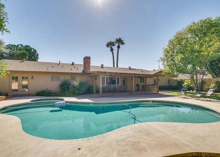 Holiday home Retreat: Pool, Hot Tub & Yard Near Downtown Mesa