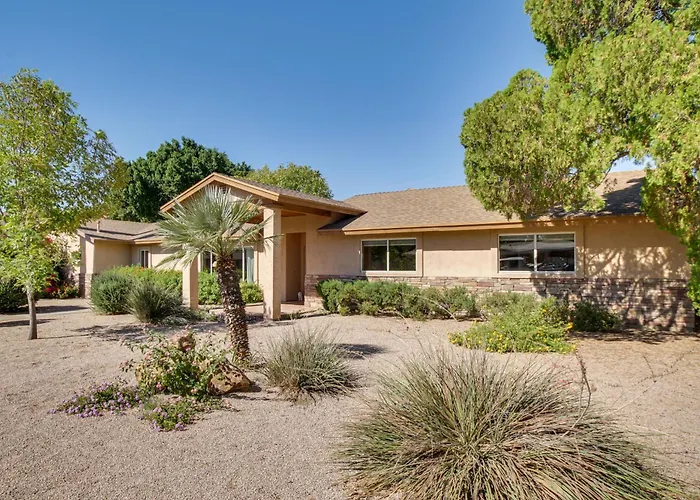 Retreat: Pool, Hot Tub & Yard Near Downtown Holiday home